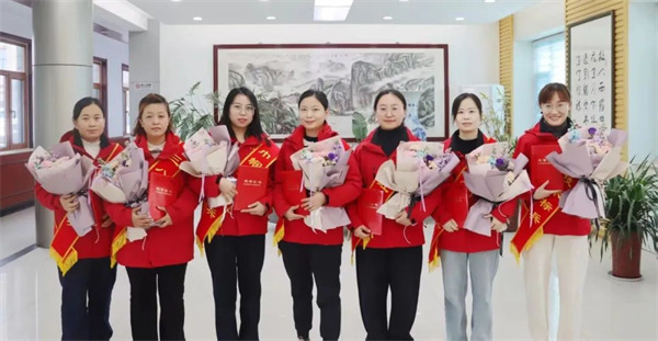 巾帼展风采---AG厅创园召开三八妇女节表彰大会！